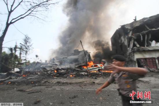 当地时间2015年6月30日，印尼棉兰，印尼一架军用运输机起飞不久后在居民区坠毁，机体爆炸燃成火球。