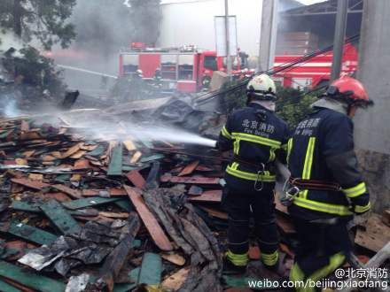北京大红门起火木材厂明火被扑灭 无人员伤亡
