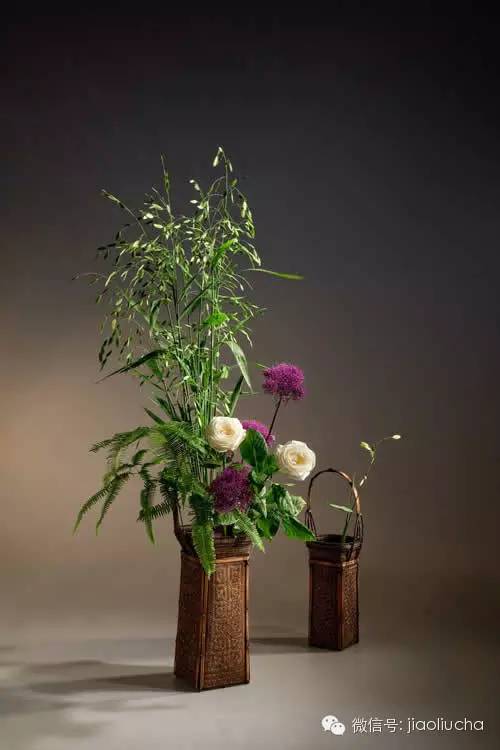 杜鹃,黄椰子,小菊,叶兰,电信叶 花器:篮 花型:心象写景花 炎夏插花