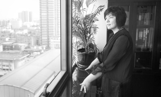 6月30日,湖南乾坤人状师业务所,脱去法袍的严彩艳。 图/记者杨旭