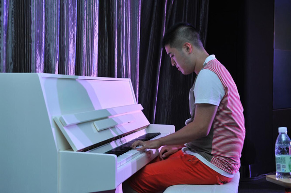 金羽翼残障儿童艺术康复中心学员李佰澄钢琴演奏《童年的回忆》