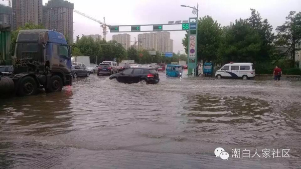 河北燕郊遭强暴雨袭击 街道积水严重