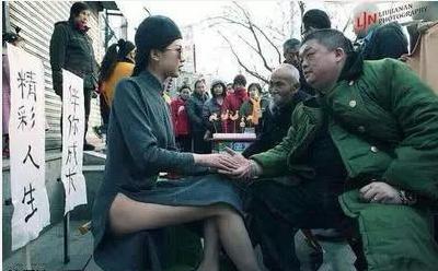 搞笑GIF宿舍:女孩放开那个女生,否则畜生自负在老汉图片后果图片