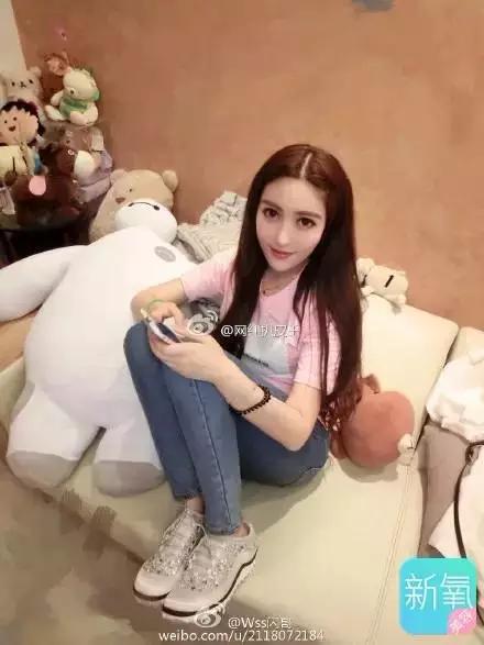 网红小a辣跳舞表情狰狞被狗咬图 网红大批妆前妆后对比照亮瞎你