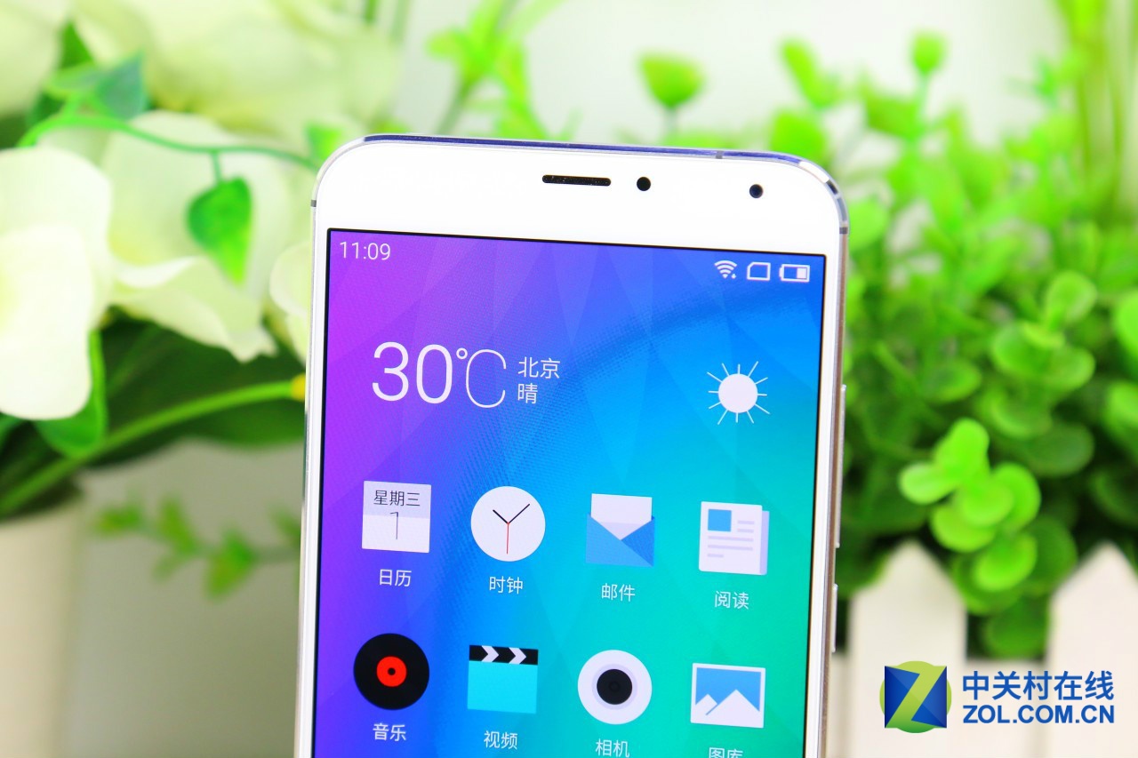 MX5相比于上一代魅族MX4,无论在外观做工,还是硬件配置、功能都有着明显提升,并且首次采用了全金属机身设计。魅族MX5搭载了2.2GHz的helio