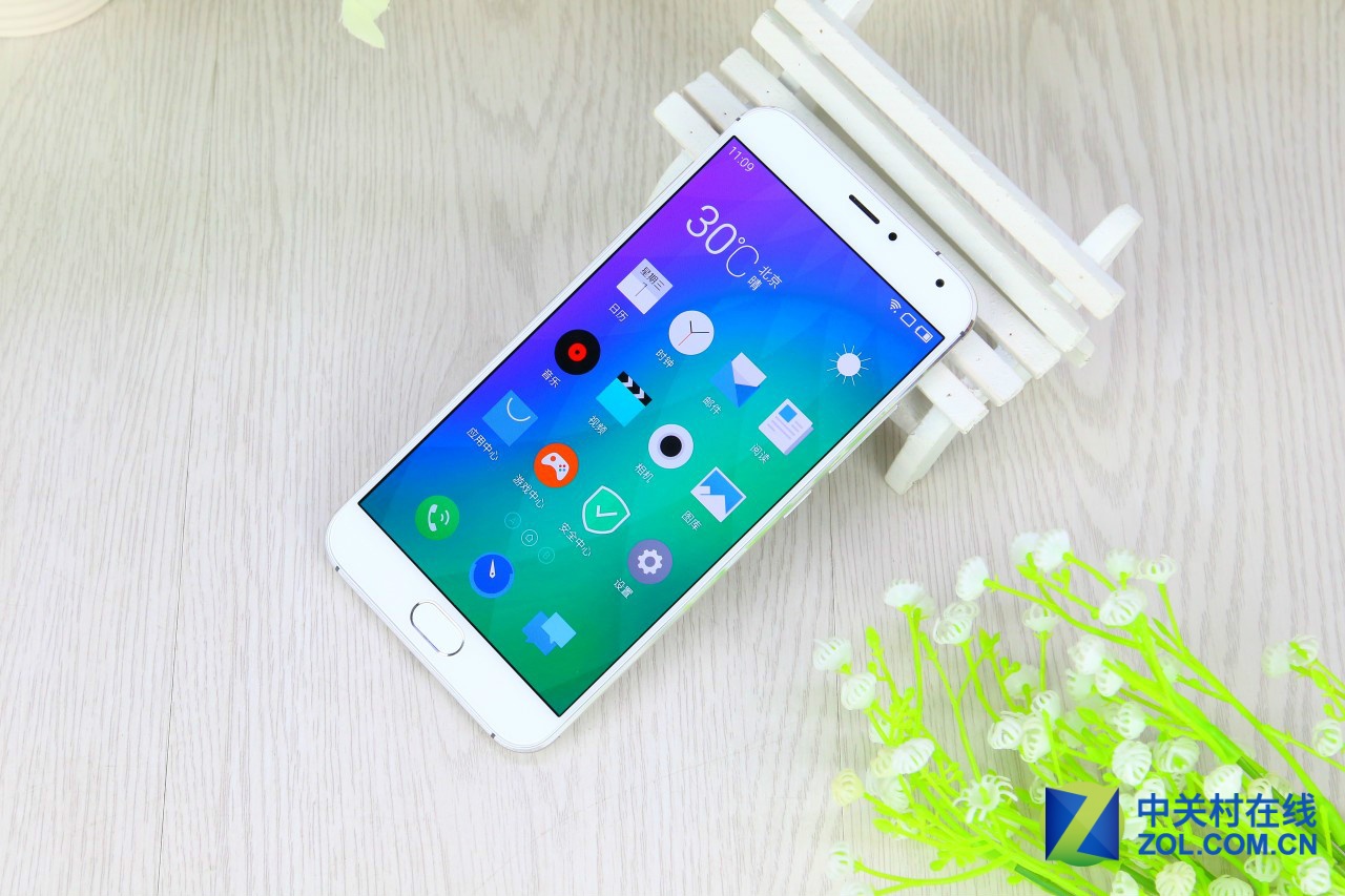 MX5相比于上一代魅族MX4,无论在外观做工,还是硬件配置、功能都有着明显提升,并且首次采用了全金属机身设计。魅族MX5搭载了2.2GHz的helio