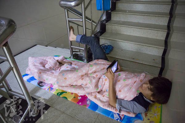 郑州“超级医院”睡客:不舍得住旅馆 钱用来救命-搜狐新闻