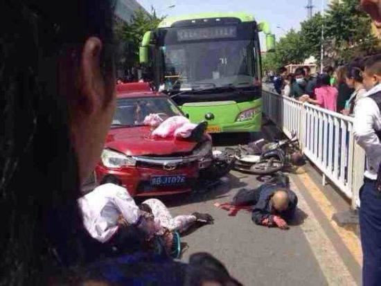 北京:公交与轿车相撞 致3学生死亡20人受伤-搜狐新闻