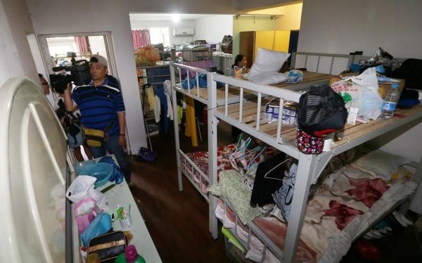 杭州百平米群租房挤36个床位。