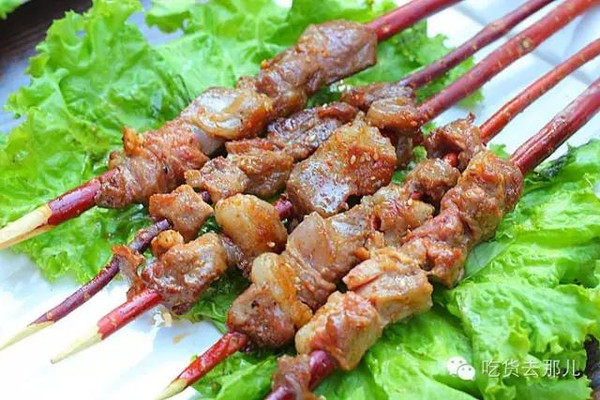 红柳枝烤羊肉将肥肉烤的香酥 ,瘦肉劲道弹牙,肥瘦相宜,肉嫩汁多.