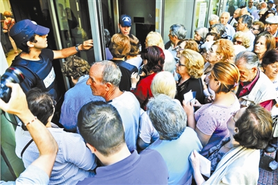 当地时间2015年7月1日，希腊雅典，退休人员拥堵在银行外，争相提取120欧元养老金。据悉，希腊财政部称从7月1日起到本周结束为止，将为没有使用自动取款机提款卡的养老金领取者重开1000家银行分行，养老金领取者本周每人最多可领120欧元。供图/IC