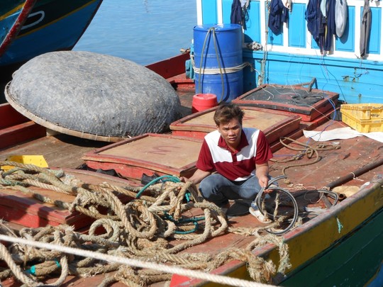 越南非法捕捞渔民展示被割断的电缆和绳索
