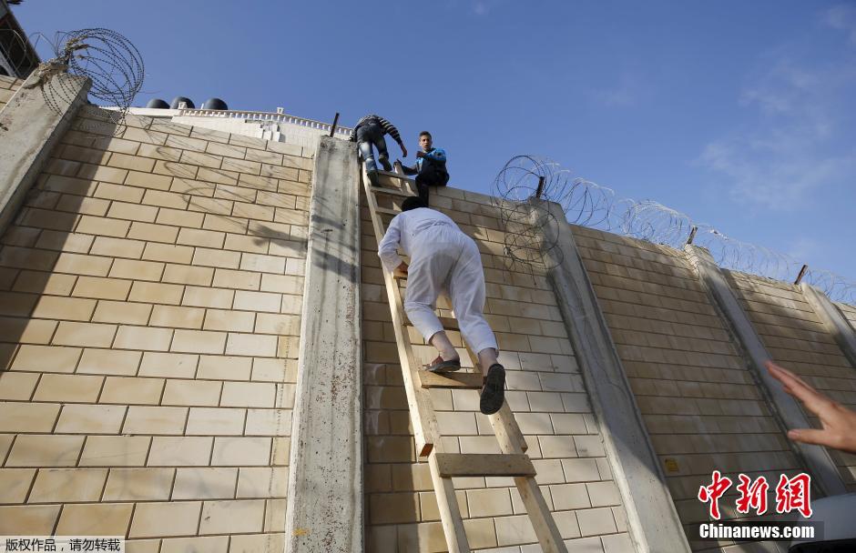 巴勒斯坦人翻隔离墙前往以色列参加斋月祈祷(