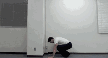 团身贴墙的姿势可以把倒立对腰腹力量的要求降到最低,只要你的上肢