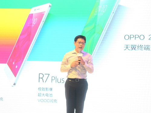 OPPO副总裁吴强先生上台致辞发言,表达了OPPO对于电信手机的重视