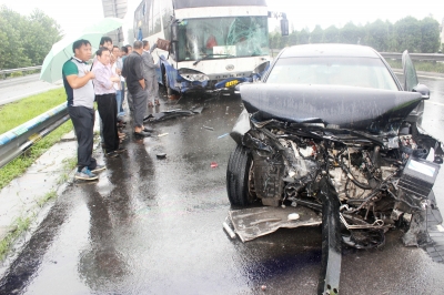 民警近百辆车中找到目击证人 京沪高速蹊跷事故真相揭开(组图)