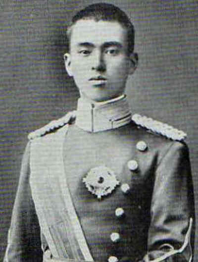 1887年朝香宫鸠彦王出生于日本，他是日本昭和天皇的叔父，久迩宫朝彦亲王第八子，被明治天皇赐与朝香宫的宫号。日本陆军大将，南京大屠杀主要责任人之一。