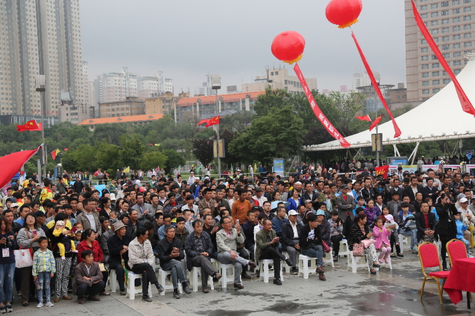 7月4日,小轮滑爱好者在西宁中心广场准备滑轮滑.