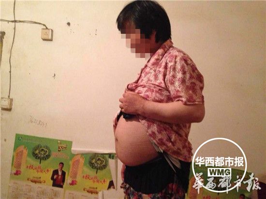 事发仁寿县四公镇，当地政府已对这位怀孕女士展开关爱行动，免去敬老院院长职务，分管副镇长暂停工作