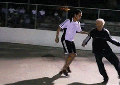 当一个老头子要和你一起踢球,别拒绝—你永远也不知道