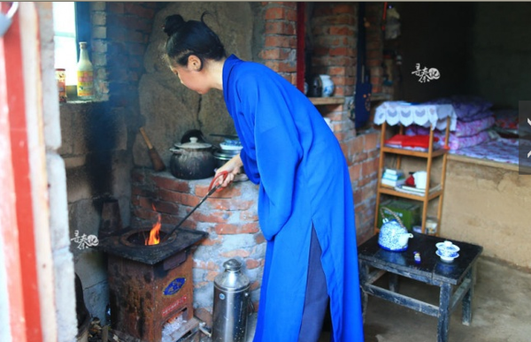 探访终南山中70后女道士 独居深山洞穴生活