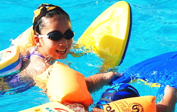 夏天来了,孩子学游泳需要准备什么?