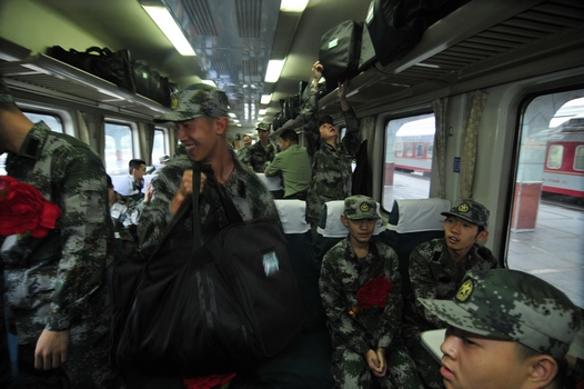 9月5日早,在牡丹江火车站站台上,一队队佩戴大红花的新兵登上列车.