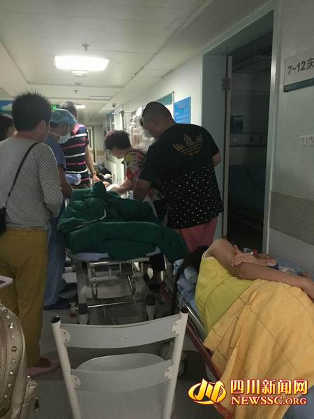 7月4日晚11时50分，受伤男孩(画面前方绿色床铺上)被推出手术室
