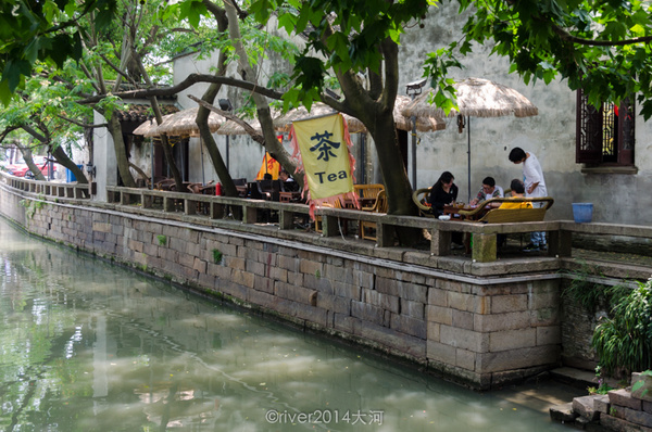 河边处处都是喝茶的地方,炎炎夏日里约上三两好友,坐在河边树荫下