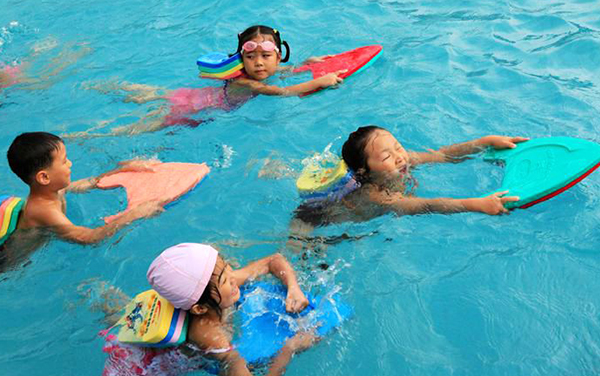夏季儿童游泳 需防游泳性中耳炎