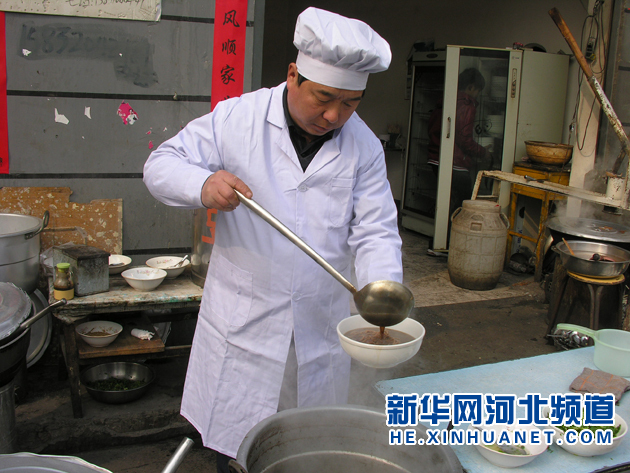 申文堂正在制作饸饹面