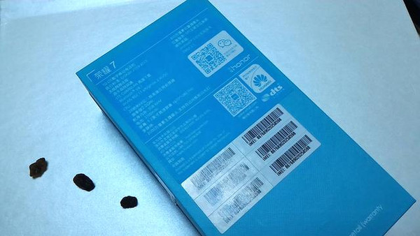 包装盒的北边是介绍荣耀7的各项参数,显示移动荣耀7该款是属于数字