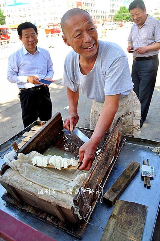 老虎陪着央视《味道》栏目的导演,决定到街头,找寻临清的一样特色小吃