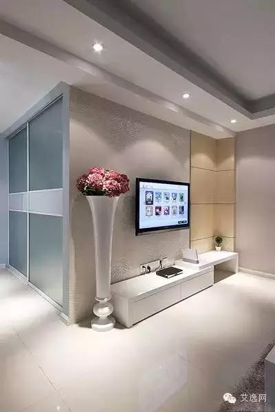 单看电视墙,白色的为主,很高大的落地仿真花