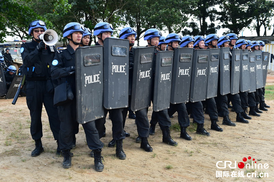 中国第三支赴利比里亚维和警察防暴队开展应急处突演练(组图)