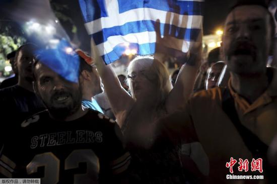 希腊内政部公布的统计资料显示，北京时间7月6日上午，希腊公投选票已经全部开出，61.3%的选民反对债权人救助计划，仅有38.7%的选民支持。这意味着，希腊否决了协议草案。图为希腊雅典希腊公投反对者欢呼庆祝胜利。 视频：希腊全民公决―希腊民众反对国际债权人协议草案 来源:央视新闻
