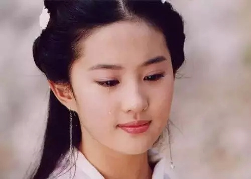 刘亦菲到底是天然美女还是人造美女?