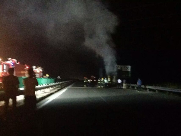 g5511集宁到后旗高速段发生车辆自燃 无人员伤亡