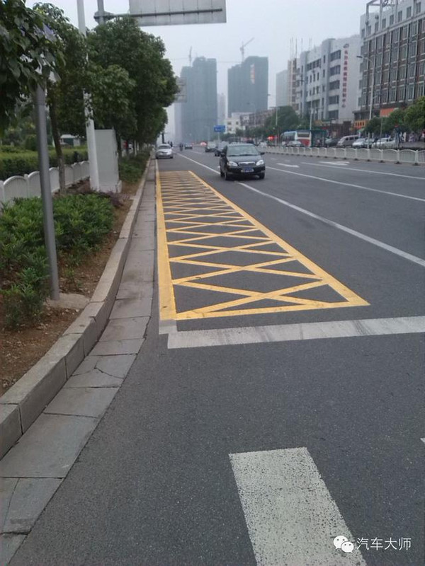 网状线        路面黄色网状线表示严格禁止一切车辆长时或临时停车