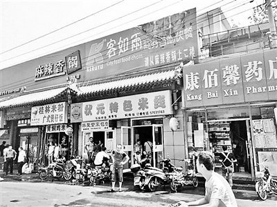 本报讯(记者 孔德婧)昨日中午,朝阳区永安里十号一餐厅烟道起火,浓烟弥漫。20分钟后,9部消防车赶至现场救援。据了解,餐厅过火面积4平方米,并无人员伤亡。具体原因仍在进一步调查中。