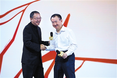 7月7日,柳传志与王健林握手。王健林表示,“我坚信联想控股能够成为百年老店”。