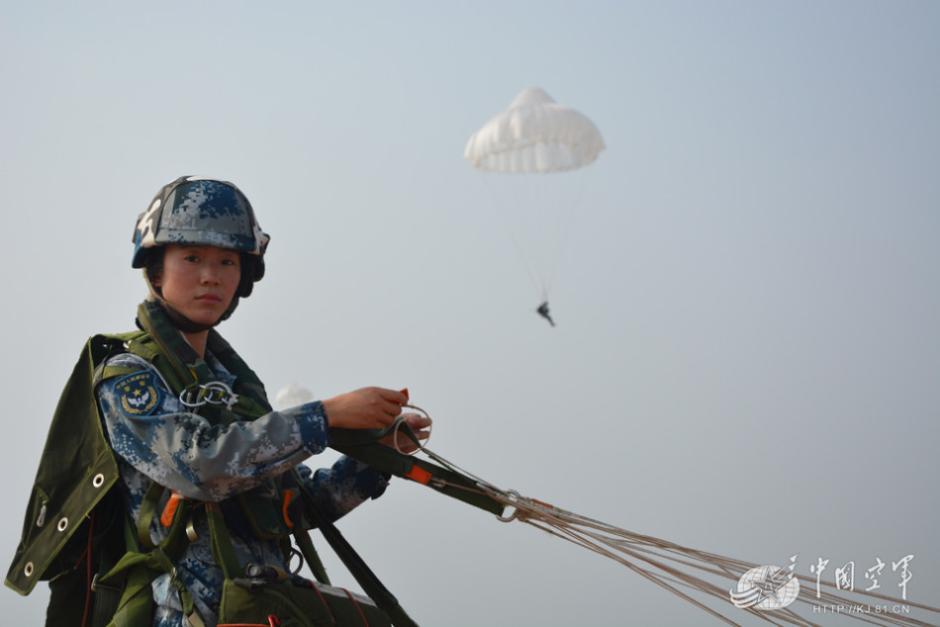 中国空降兵女兵训练不让须眉(组图,飒爽英姿的女民警,空降兵15军43师