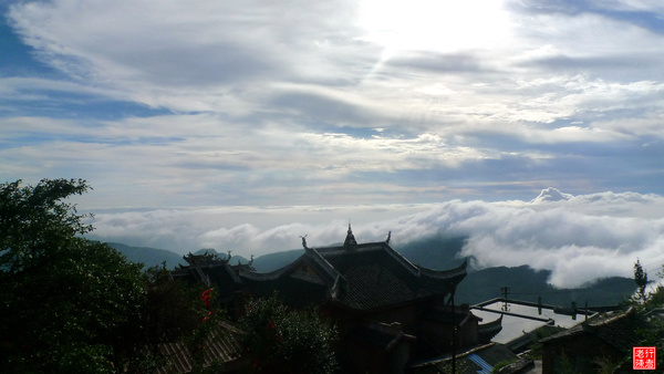 记得那一次去华蓥山宝鼎光明寺,是一个炎热的夏季,火辣辣的太阳照射在