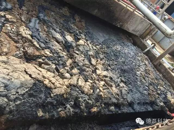 左右，平均每天产生泥饼约为3吨左右，气味恶臭。治理前污泥浓缩池状况：