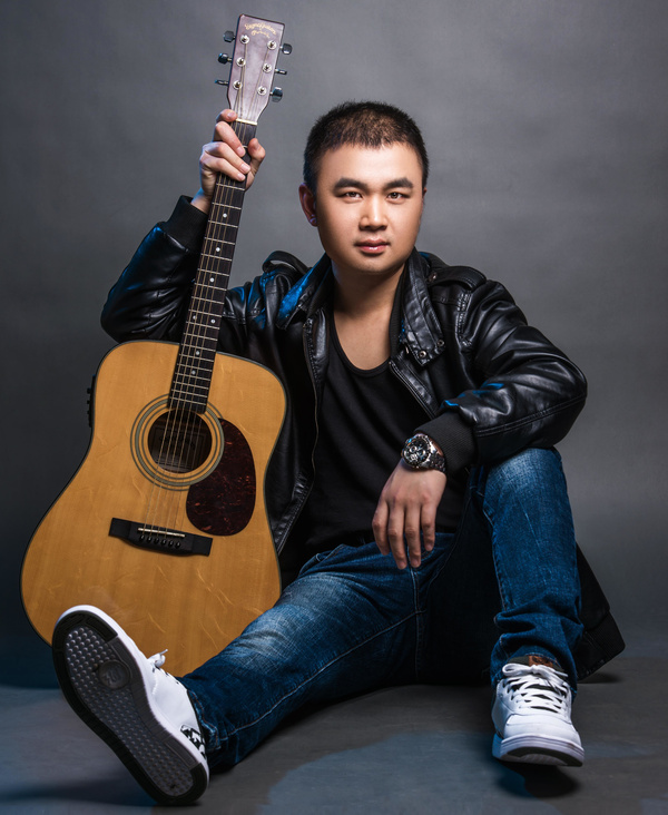 王亚东先生,从小热爱音乐,十四岁便开始写歌,他创作的歌曲得到了身边