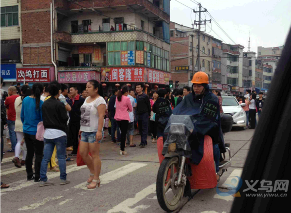 义乌网播报:义乌荷叶塘路段临时工云集致交通拥堵图片