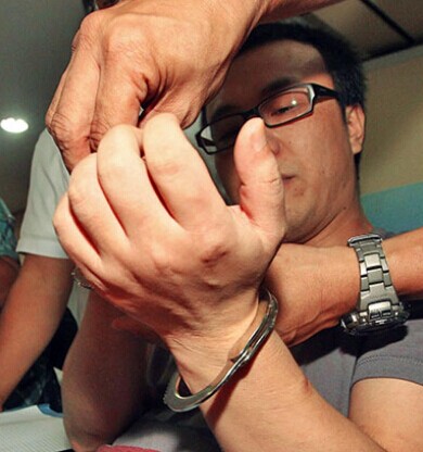 当地时间7月7日，王博出席在菲律宾议会举行的听证会，警方将其手铐解开。（图片来源：菲律宾媒体）