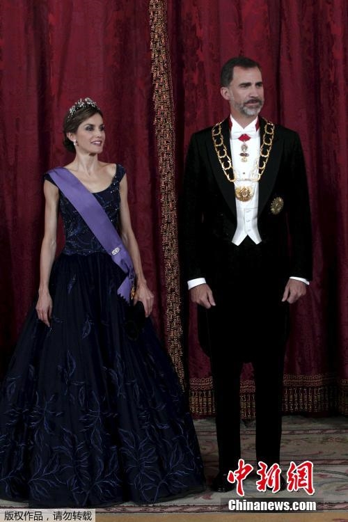 西班牙王妃优雅亮相皇室晚宴 年逾四十似女神