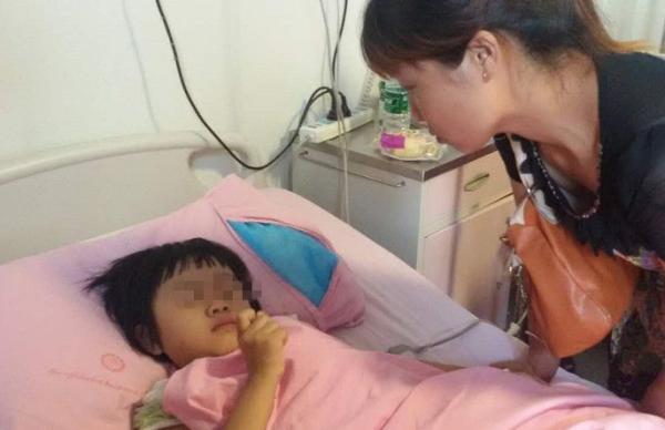 六岁的婷婷在接受救治