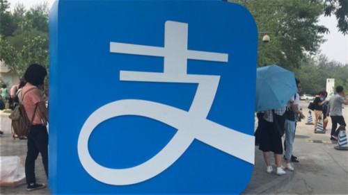 支付宝钱包8.0的发布,已是一年半以前的事了。这对一款号称有四亿用户的App来说,似乎有点异样。还记得8.0发布的时候,有人惊呼什么吗?有人说支付宝钱包在全面微信化。不过,如果当年惊呼者看到昨日(7月8日)发布的支付宝9.0,可能只会笑自己当初还是幼稚<b